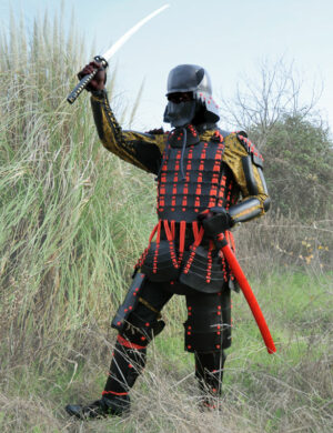 Armure japonaise de samouraï en cuir noir et rouge