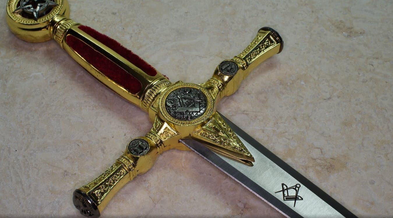 gravure laser sur la lame d'une dague maçonnique rouge et or