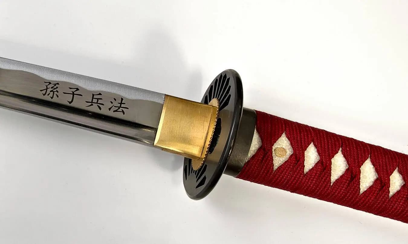 gravure laser sur la lame d'un katana Kikunohana