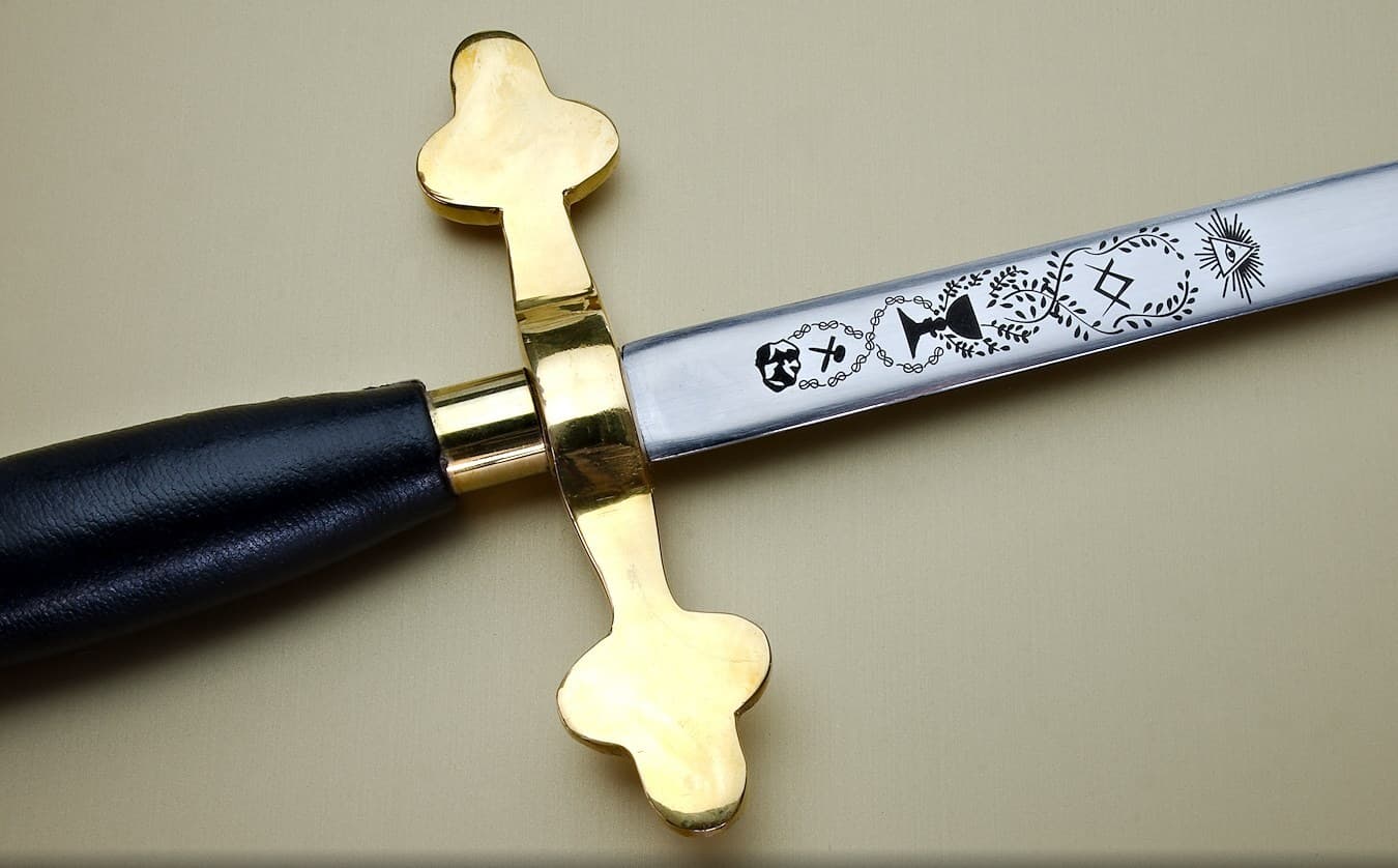 gravure laser sur la lame d'une épée maçonnique fine pierre brute